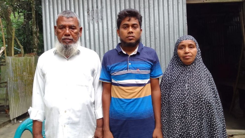 শিক্ষকের পেনশন আটকে থাকায় অর্থাভাবে ছেলের চিকিৎসা বন্ধ