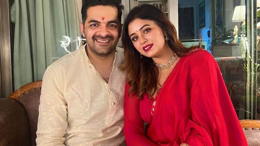 হবু স্বামীকে নিয়ে কোথায় গেলেন ঋতাভরী?