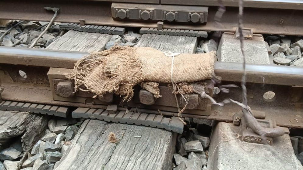 ক্ষতিগ্রস্ত রেললাইন, ভয়াবহ দুর্ঘটনার ঝুঁকি নিল কর্তৃপক্ষ