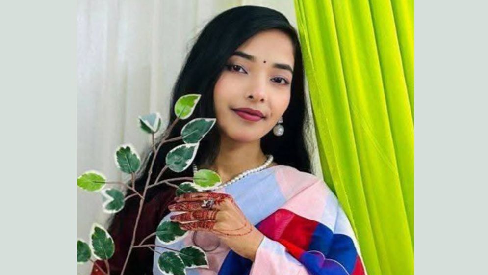 নদীতে পড়ার আগে কে ছাত্রদল নেত্রীকে ভেতরে নিতে চেয়েছিলেন