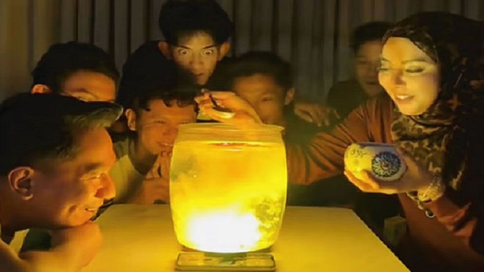 পানিতে হলুদ মেশানোর ট্রেন্ড যেভাবে শুরু হলো