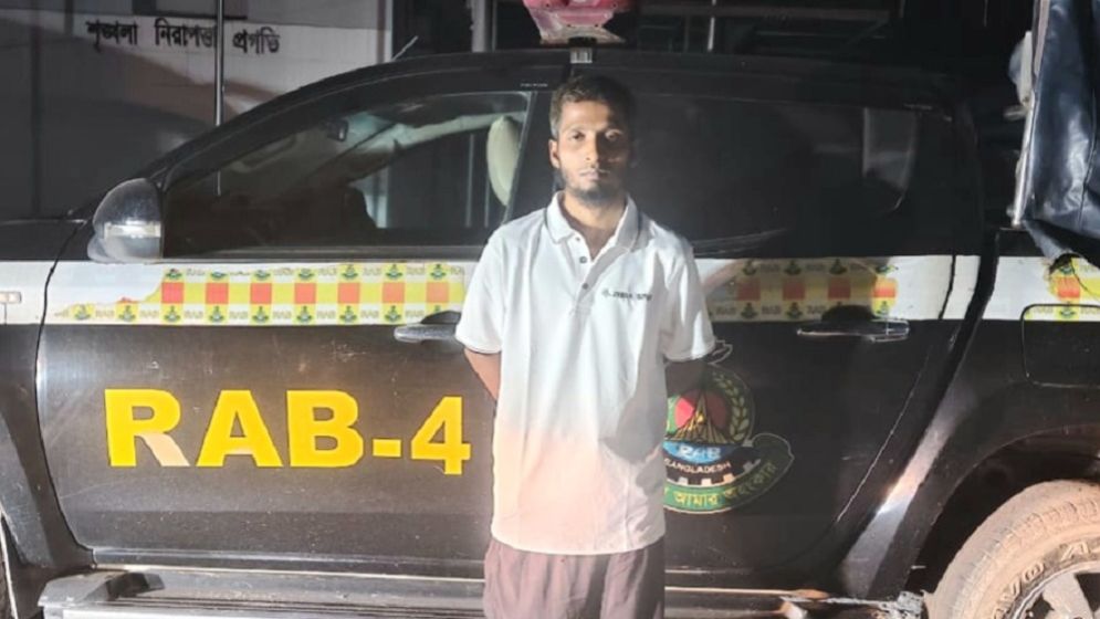 ছদ্মবেশে থাকা পলাতক মৃত্যুদণ্ডপ্রাপ্ত আসামি গ্রেফতার