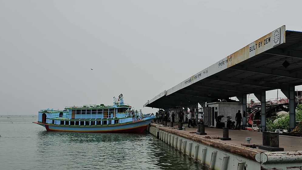 প্রবল ঢেউ ও তীব্র স্রোতে দৌলতদিয়া-পাটুরিয়া নৌরুটে লঞ্চ চলাচল বন্ধ