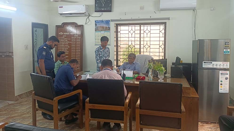 জাবির হলে দেশীয় আগ্নেয়াস্ত্র