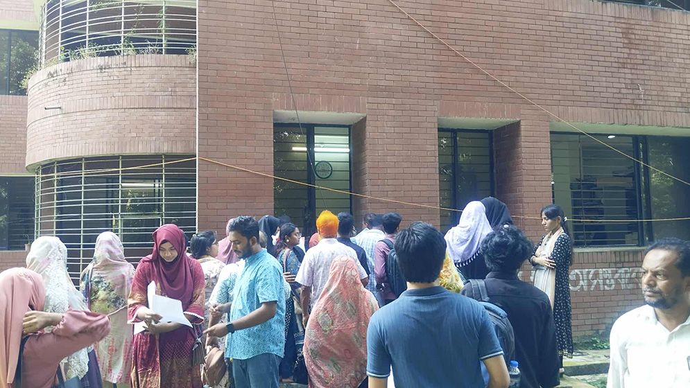 জাবিতে প্রশাসনিক ভবনে তালা, ভোগান্তিতে ভর্তিচ্ছুরা