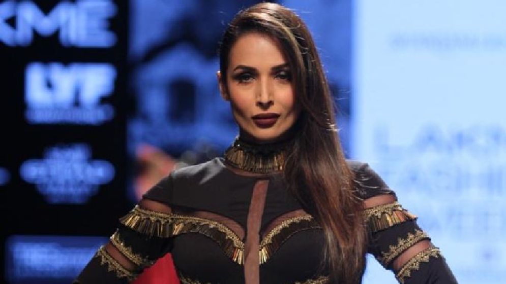 মেদহীন মুখ, বলিরেখাহীন ত্বক, মালাইকার ‘ফেস যোগা’ পদ্ধতি এখন ভাইরাল