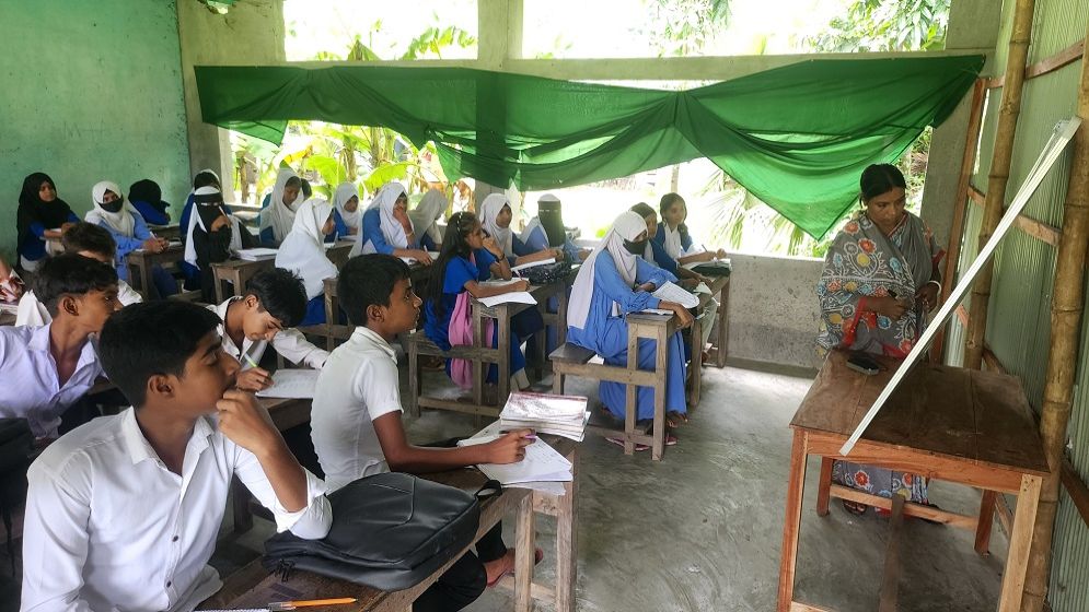 জরাজীর্ণ কক্ষে পর্দা টানিয়ে চলছে শিক্ষার্থীদের পাঠদান