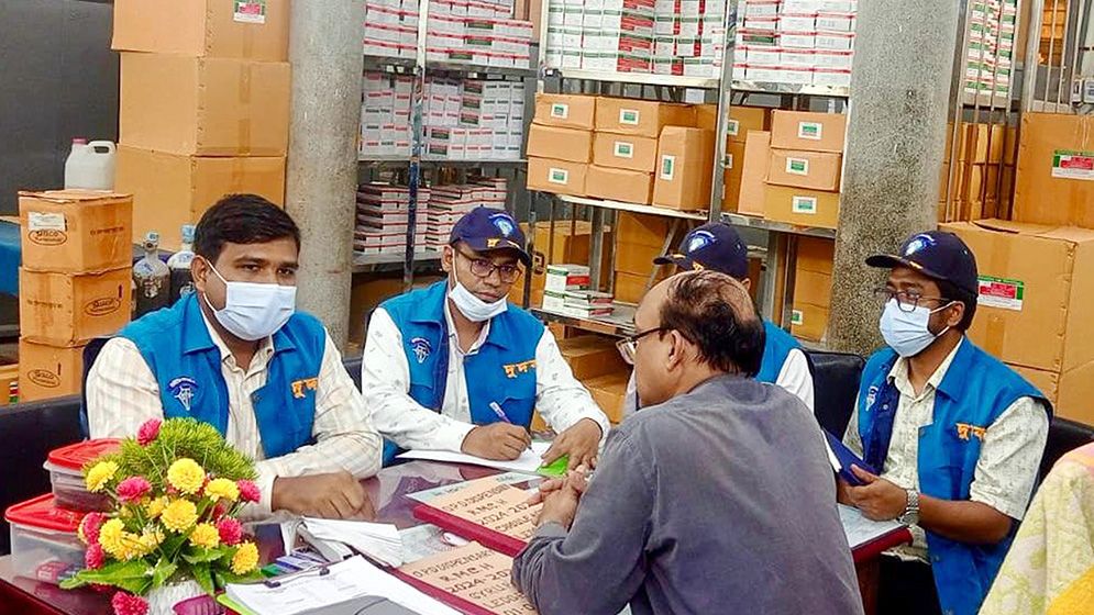 নিজের কাজ ফেলে ট্রলি ঠেলে বেড়ান কর্মচারীরা, ব্যবস্থা নেবে দুদক