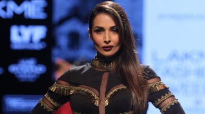 মেদহীন মুখ, বলিরেখাহীন ত্বক, মালাইকার ‘ফেস যোগা’ পদ্ধতি এখন ভাইরাল