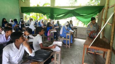 জরাজীর্ণ কক্ষে পর্দা টানিয়ে চলছে শিক্ষার্থীদের পাঠদান