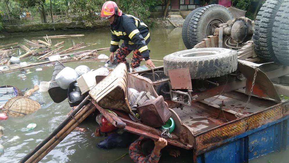 বরিশালে সড়ক দুর্ঘটনায় নিহত ২, আহত ২১