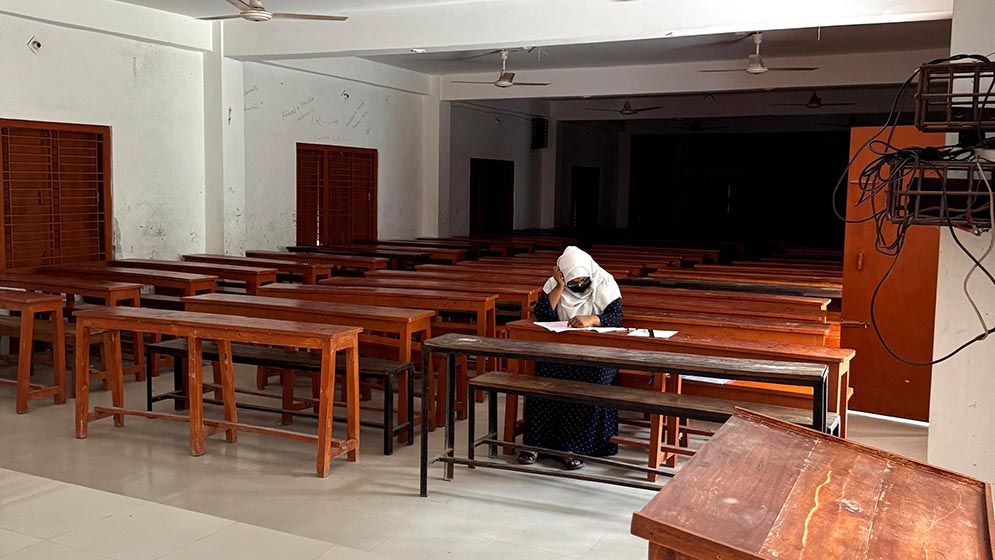 করোনা আক্রান্ত শিক্ষার্থীর পরীক্ষা নেওয়া হয়েছে বিশেষ ব্যবস্থায়