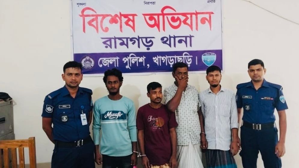 খাগড়াছড়িতে বিরল প্রজাতির তক্ষক পাচারকালে গ্রেফতার ৪