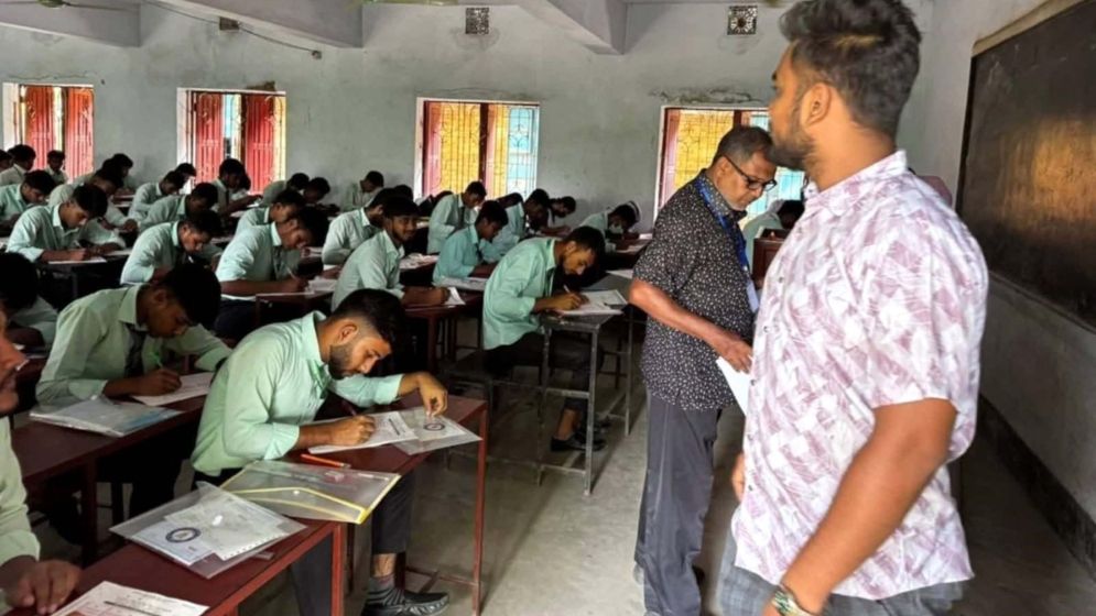 ১৪৪ ধারা ভঙ্গ করে পরীক্ষা কেন্দ্রে ছাত্রদল নেতা, কেন্দ্র সচিবকে শোকজ