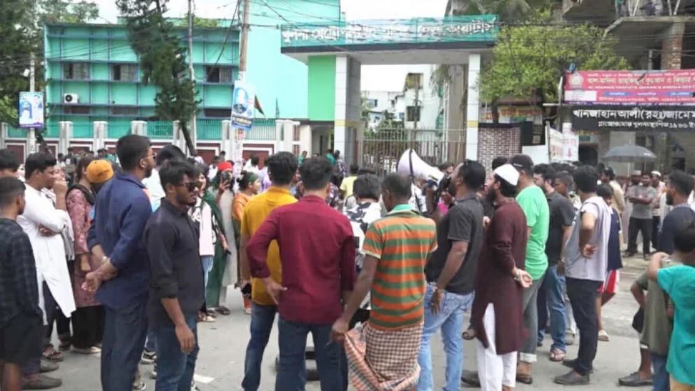 বিক্ষোভে উত্তাল খুলনা, কেএমপি কার্যালয়ে তালা