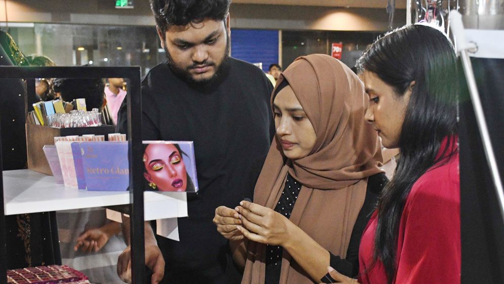 যমুনা ফিউচার পার্ক: ছুটির দিন ডিসকাউন্ট মেলায় ক্রেতার ভিড়