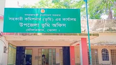 সিন্ডিকেটের কবলে ‘ঘুসের হাট’ ভূমি অফিস