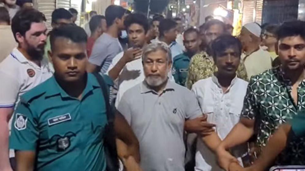 আবাসিক হোটেল থেকে আ.লীগ নেতাকে পুলিশে দিল বিএনপি নেতাকর্মীরা