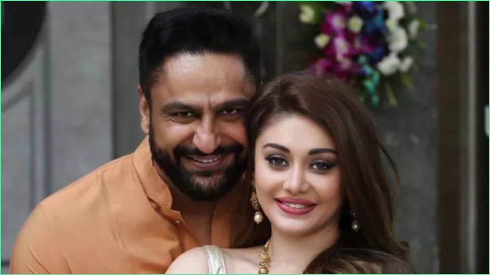 শেফালির শেষকৃত্যে ‘হাতজোড় করে’ যা বললেন স্বামী