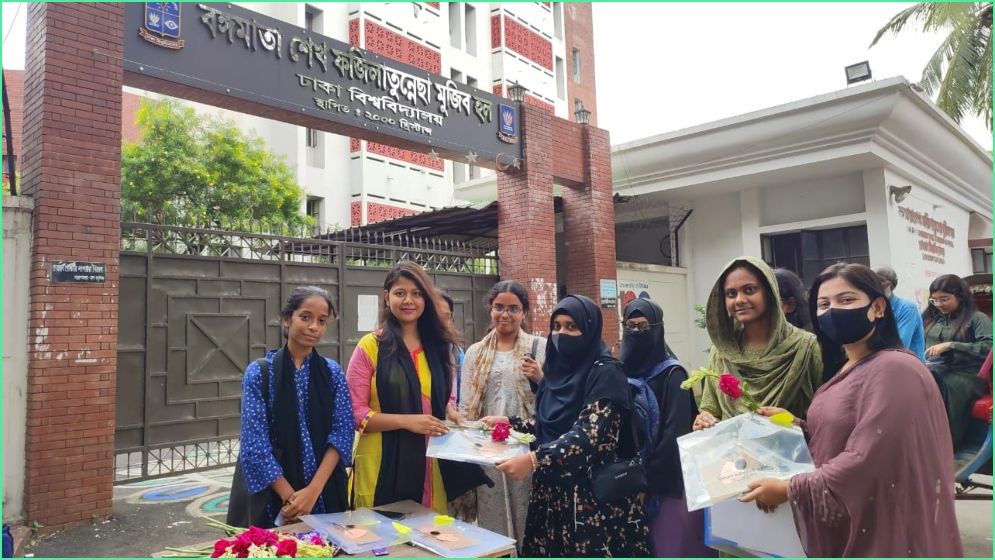 ঢাবির ফজিলাতুন্নেছা হলে নবীন ছাত্রীদের বরণ করল ছাত্রদল