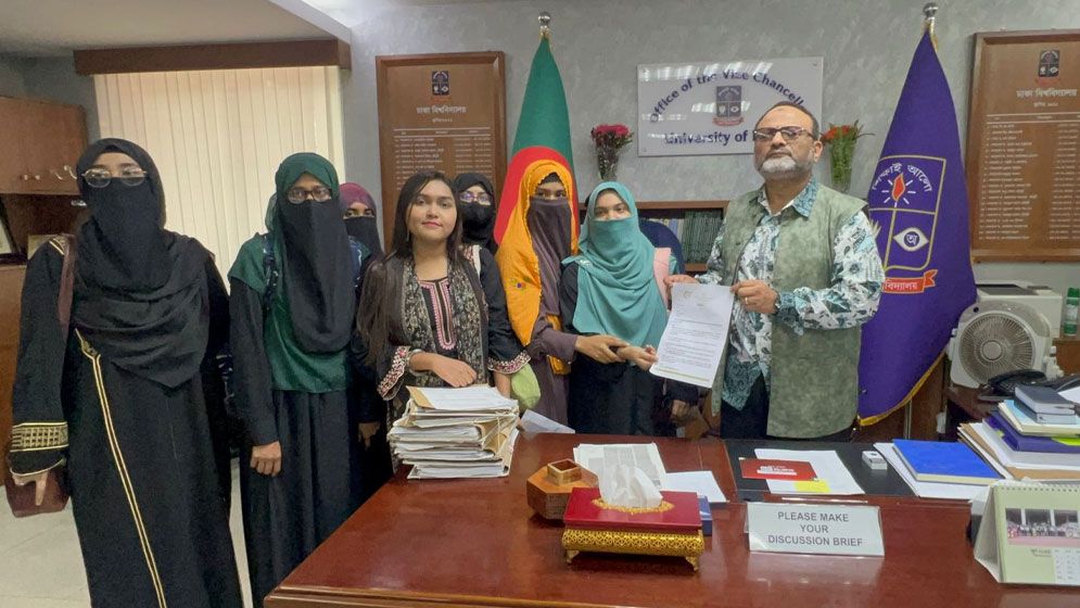 ঢাবির নারী শিক্ষার্থীদের হল সমস্যা সমাধানে স্মারকলিপি প্রদান