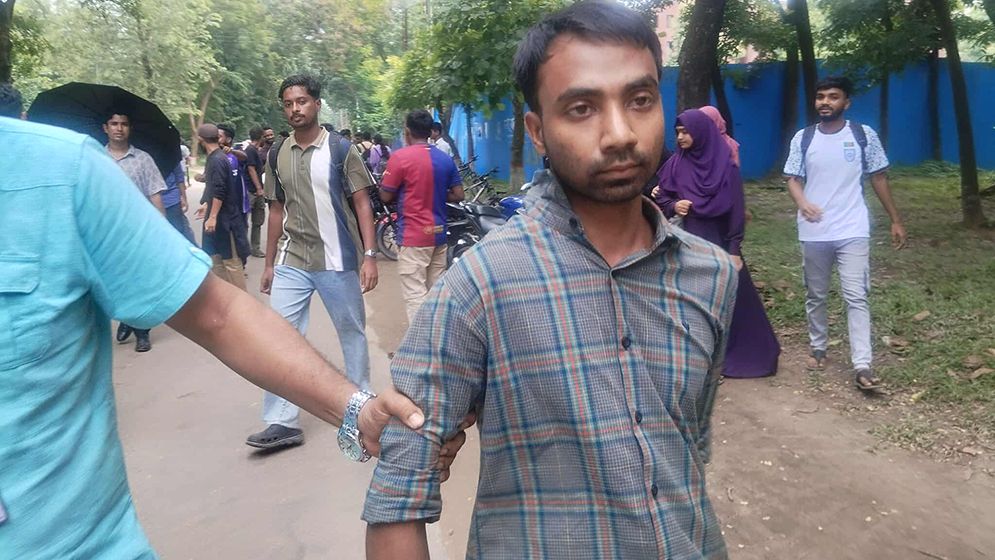 জাবি ছাত্রীকে হেনস্তার অভিযোগে রাবি শিক্ষার্থী আটক