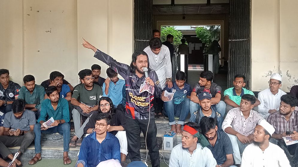 রাকসুর তফশিল ঘোষণাসহ ৯ দফা দাবিতে শিক্ষার্থীদের অবস্থান