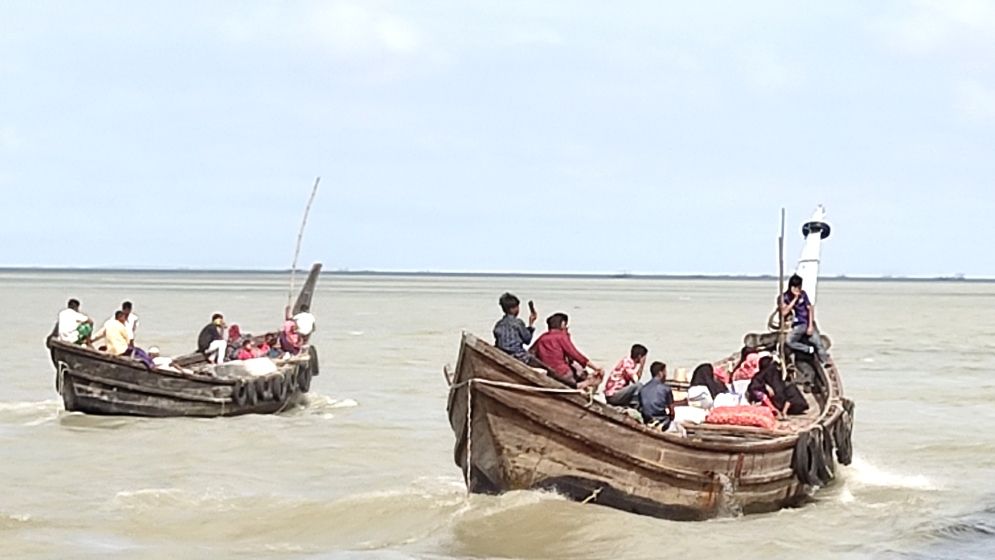 বোরহানউদ্দিনের মেঘনার ডেঞ্জার জোনে মালবাহী ট্রলারে করে যাত্রী পারাপার। ছবি: যুগান্তর