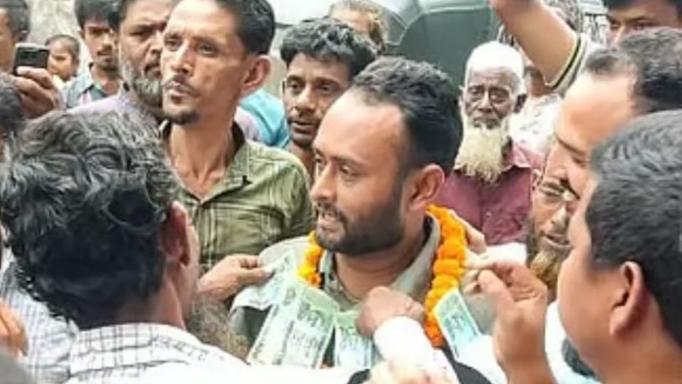 চট্টগ্রামে স্বেচ্ছাসেবক দল নেতার গলায় টাকার মালা, ভিডিও ভাইরাল