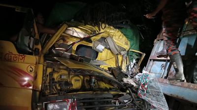 দাঁড়িয়ে থাকা ট্রাকে অপর ট্রাকের ধাক্কা, হেলপারসহ নিহত ২