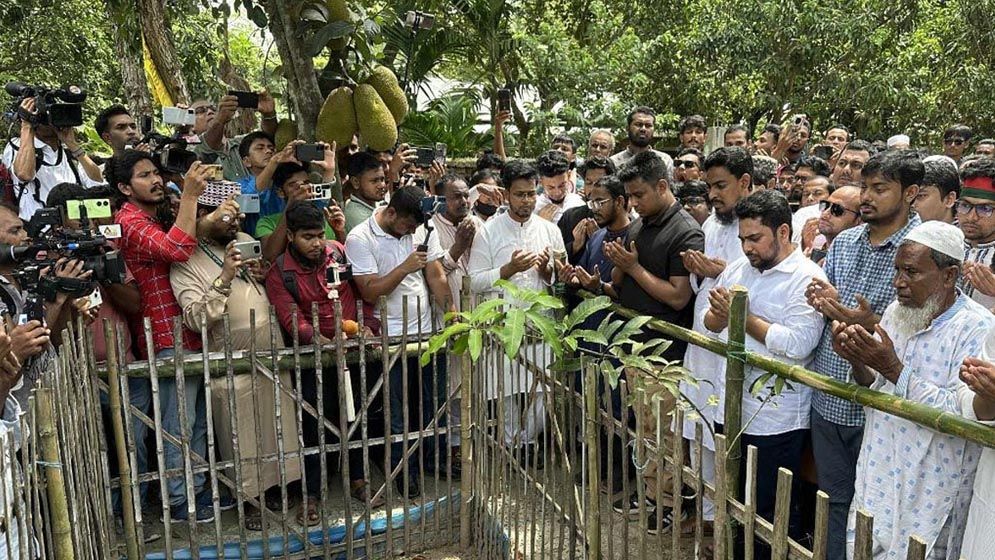 আবু সাঈদের কবর জিয়ারত করলেন এনসিপি নেতারা