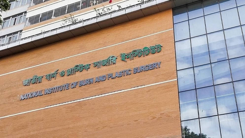 না.গঞ্জে গ্যাস লিকেজে বিস্ফোরণে দগ্ধ মা-মেয়ে বার্ন ইনস্টিটিউটে ভর্তি