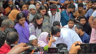 শহীদ আবু সাঈদের মায়ের দোয়া নিলেন নাহিদ