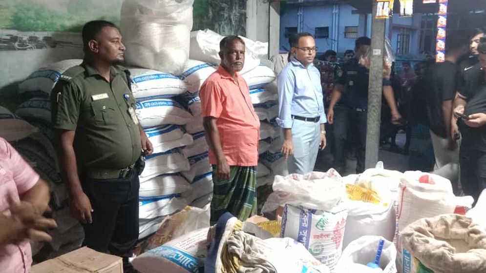 বুড়িচংয়ে টিসিবির ১৪শ লিটার তেল জব্দ