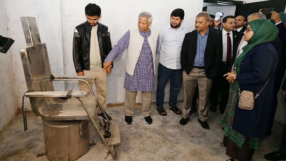 নারীদের ঝুলিয়ে পৈশাচিক উল্লাস করা হতো