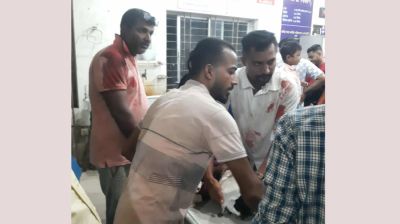 পলাতক চেয়ারম্যানের বাড়িতে ডাকাতি, মাকে কুপিয়ে স্বর্ণ ও টাকা লুট