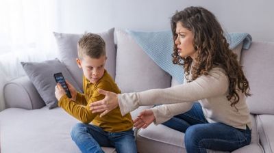 আপনার সন্তান স্মার্টফোনে বুঁদ, নেশা কাটাতে যা করবেন