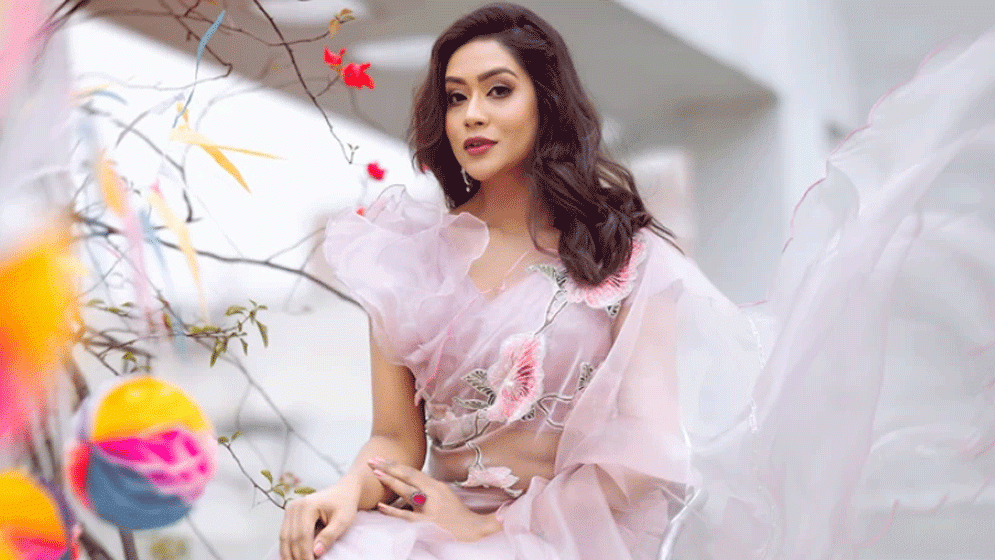 চলচ্চিত্র অনুদান কমিটি থেকে পদত্যাগ করলেন মম, নেপথ্যে কী?
