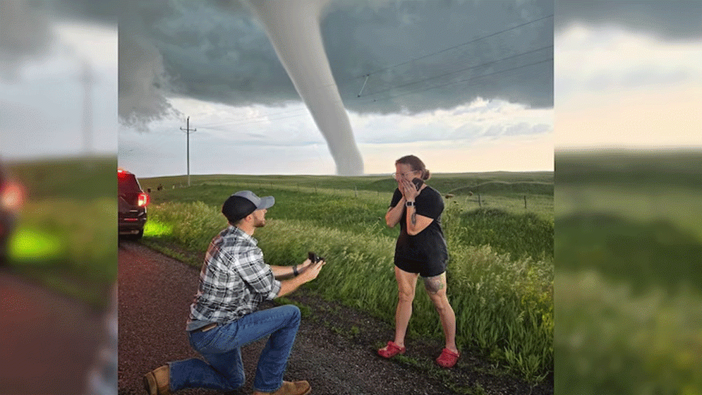 ভয়াবহ টর্নেডোর সামনেই প্রেমিকাকে বিয়ের প্রস্তাব প্রেমিকের