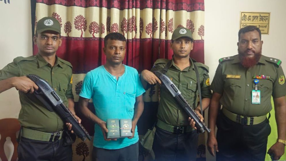 ২০ বাংলাদেশি পাসপোর্টসহ ভারতীয় ট্রাকচালক আটক