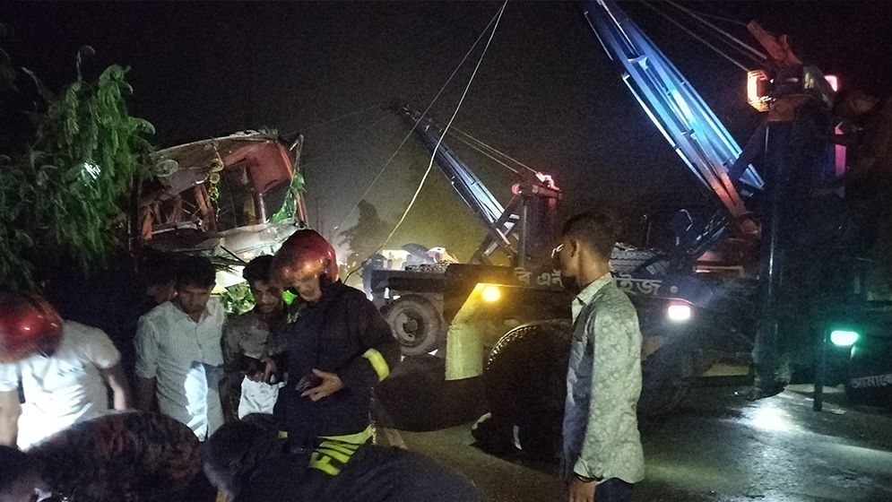 বাস নিয়ন্ত্রণ হারিয়ে খাদে, হতাহত ৮