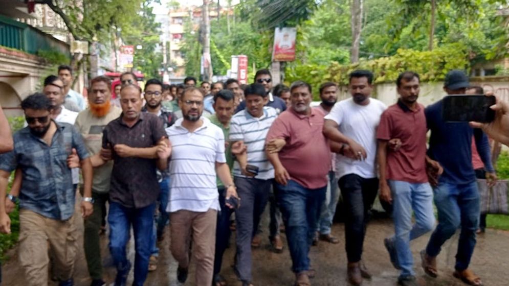ফরিদপুরে সাবেক এমপির বাড়ির সামনে বিএনপির বিক্ষোভ