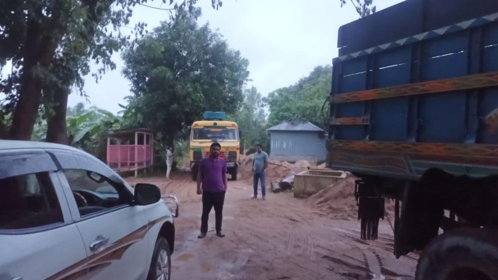 অবৈধ বালু পরিবহণের দায়ে ৯ ট্রাক জব্দ ও চালকদের সাজা