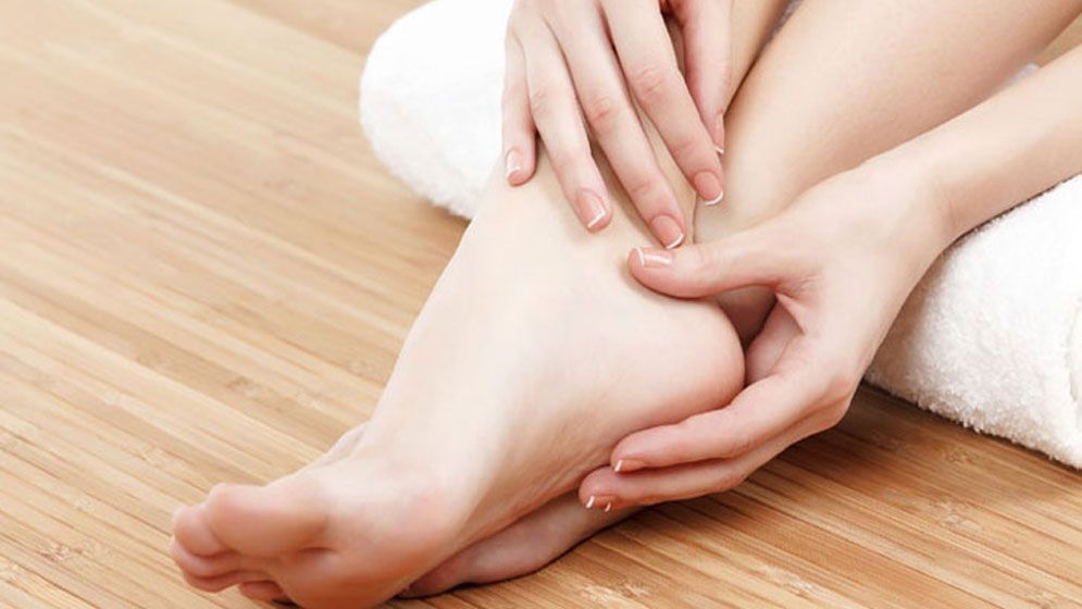 যেভাবে ঘরোয়া পদ্ধতিতে পায়ের গোড়ালি নরম ও মসৃণ করবেন