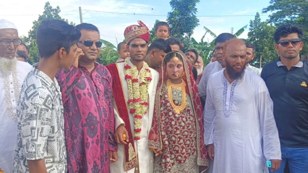 নববধূকে হেলিকপ্টারে চড়িয়ে নিজ গ্রামে নিলেন ট্রাক্টরচালক