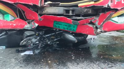 বাসের ধাক্কায় দুই মোটরসাইকেল আরোহী নিহত