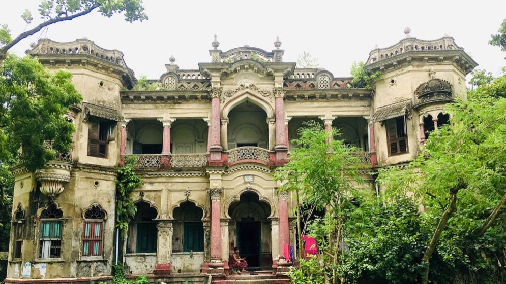 অবহেলায় পড়ে আছে ইতিহাসের সাক্ষী