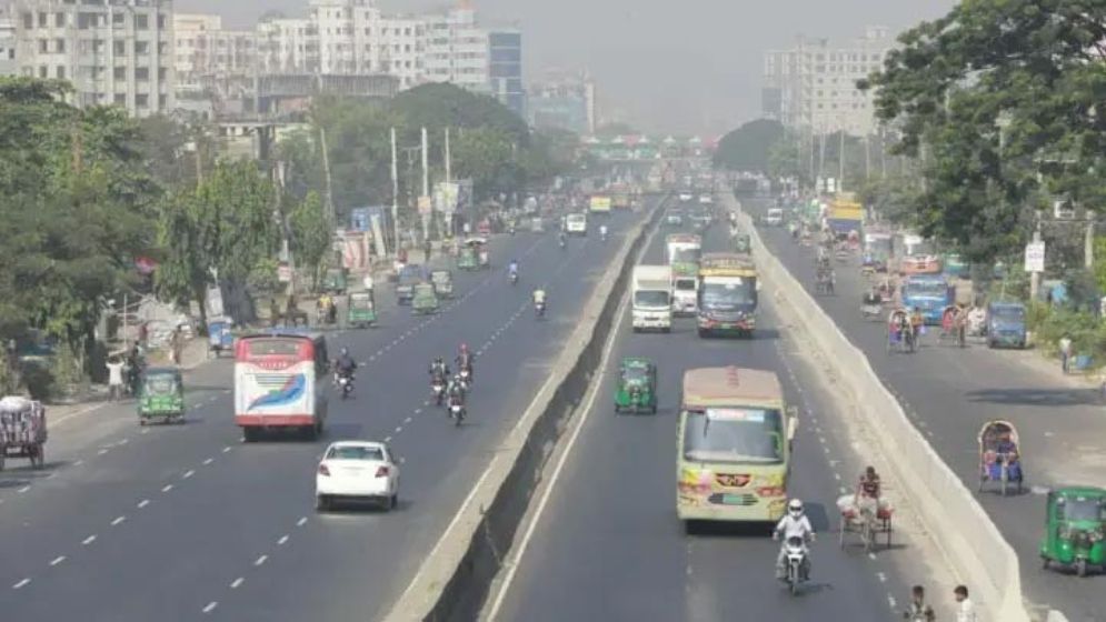 ঢাকার বাতাস আজ সহনীয়, দূষণের শীর্ষে লাহোর