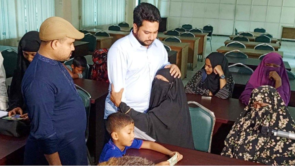 নাহিদকে কাছে পেয়ে কান্নায় ভেঙে পড়লেন শহীদ পরিবারের সদস্যরা