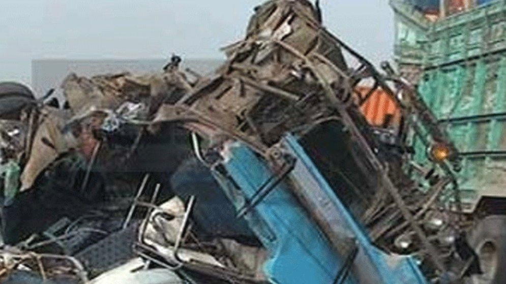 পাকিস্তানে বাস-ট্রাকের সংঘর্ষে নিহত ৬